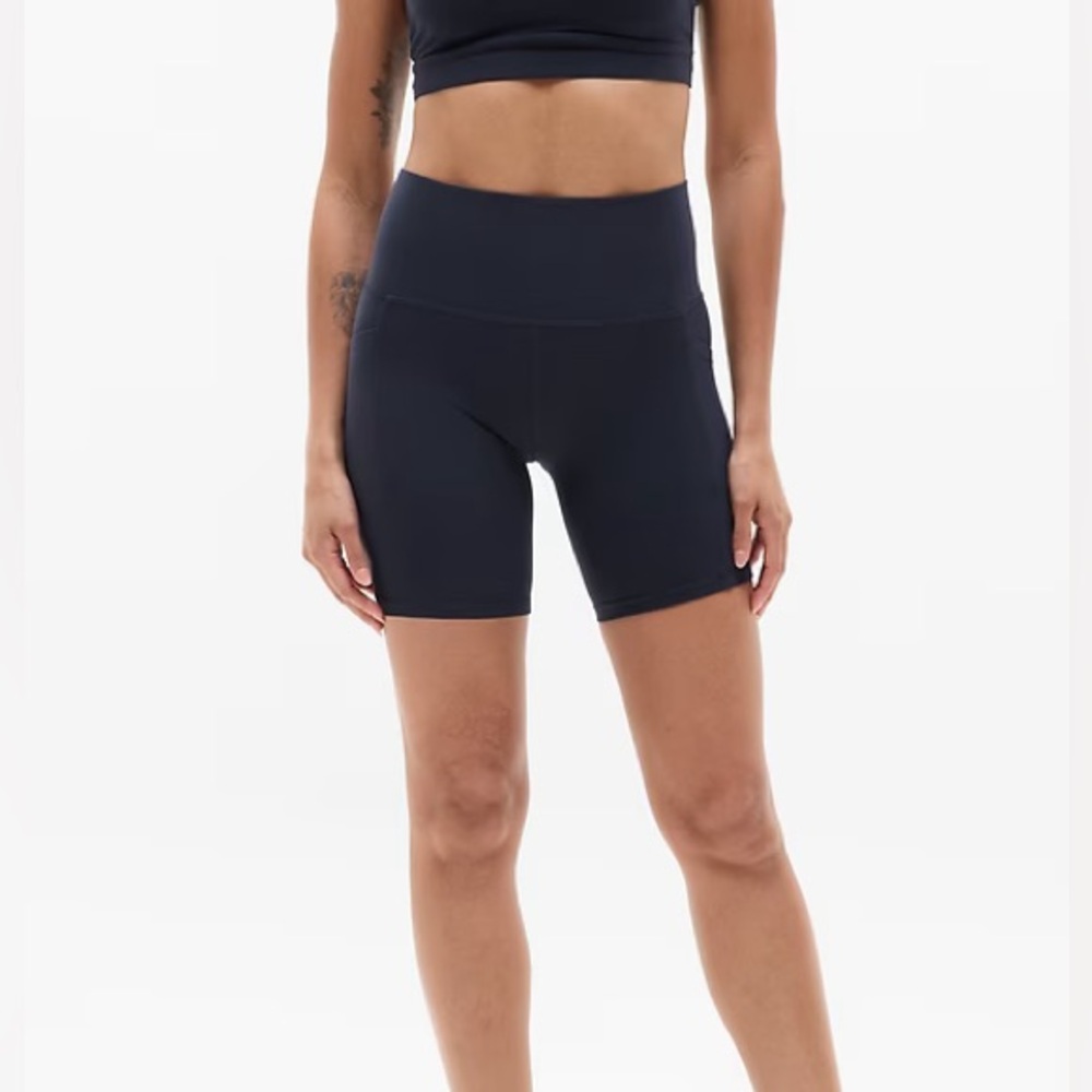 Athleta Salutation Stash 7” Shorts - Black